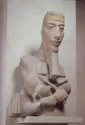 紀元前1350年頃、新しい王国、カルナックにあるアメノフィス4世の太陽神殿にあるアケナテン（紀元前1136〜1349年）のオシリッドの柱（紀元前1350年）（テラコッタ）